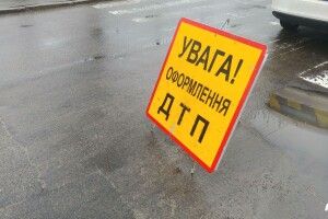 У Рівному дорогий позашляховик врізався в машину патрульних (Фото)