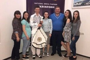 Винахідник електробандури Валентин Лисенко з Володимира-Волинського імпровізував для світових журналістів (ВІДЕО)