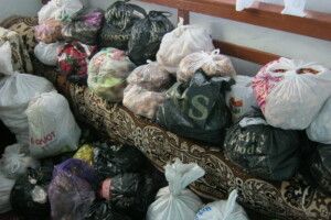 Парафіяни церкви у волинському селі назбирали силу-силенну часнику і цибулі для бійців на передовій (фото)