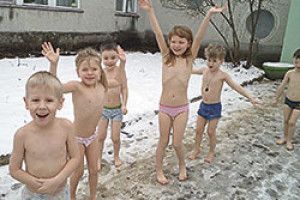 БОСИМИ НІЖКАМИ ПО… СНІГУ