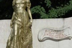 ЛЕСЯ УКРАЇНКА ДИВИТЬСЯ З ДОКОРОМ НА НАС