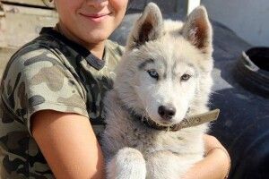Дівчина, що управляє протитанковим керованим ракетним комплексом