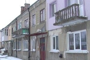 Такі балкони у Луцьку, що можуть впасти на голову (ВІДЕО)