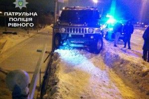 У Рівному 16-річне дівчисько хильнуло, викрало «HAMER» і влаштувало ДТП (фото)
