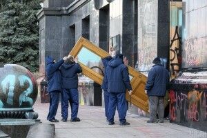 «Чи поділиться Зеленський з протестувальниками?»: художня галерея готова викупити розмальовані двері Офісу Президента за космічну суму