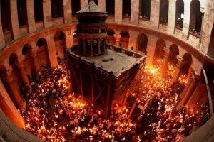 В Єрусалимі зійшов Благодатний вогонь