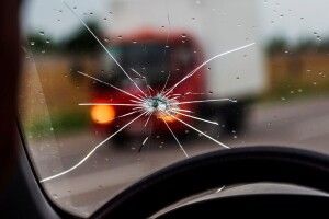 На Волині коса натрапила на камінь, який, несподівано полетівши, «поцілував» скло автомобіля