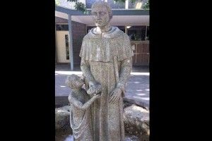 Пам'ятник святому накрили простирадлом, бо батон в його руці схожий на дещо інше...