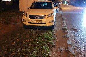 На тротуарах та газонах: у Луцьку штрафують водіїв-порушників (Фото)