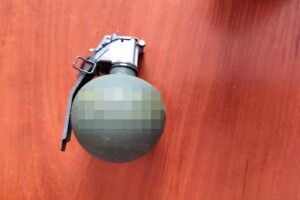 На Рівненщині чоловік продавав гранату, його затримали 