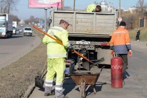 У Луцьку після зими комунальники ліквідовують вибоїни на дорогах (Відео)