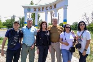 Попри обстріли: Порошенко з командою привіз у Херсон більше ста тон допомоги – воду, харчі, човни, генератори, помпи та корм для тварин