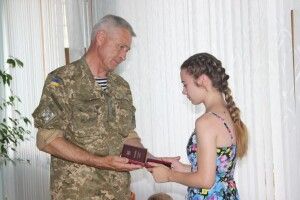 Вдова 21-річного бійця нарешті одержала посмертний орден чоловіка (фото)
