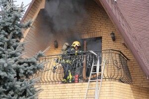 На Волині у будинку через свічку спалахнула пожежа – постраждала бабуся (Відео)