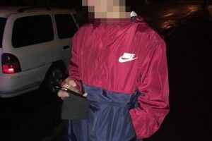 17-річний хлопець хильнув, «позичив» бабиного «Форда» і взявся «вишивати» вулицями нічного Рівного (фото)
