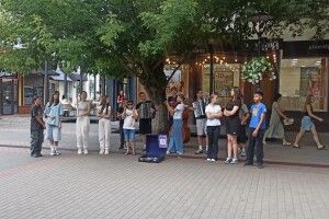 Вулиця у Луцьку ожила під драйвові співи ансамблю «Волиняни» (Відео)