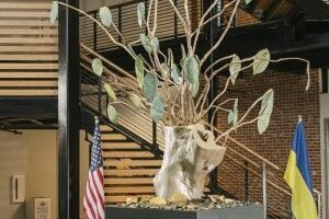 Гілки пам'яті: в американському місті Шамблі презентували арт-об’єкт «Дерево Ковеля» 