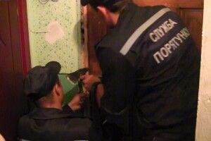 У Здолбунові рятувальникам довелося ламати двері квартири – всередині виявили мертву власницю