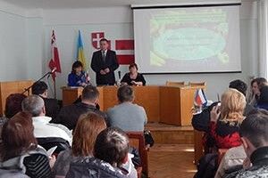 ВОЛИНСЬКІ СЕЛЯНИ БЕРУТЬСЯ  ЗА ЯГОДИ*