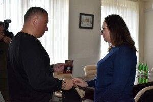 «За мужність»: прижиттєву нагороду волинського воїна передали його вдові