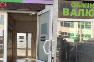 Двоє чоловіків у масках пограбували обмінник валют у Луцьку: нові деталі