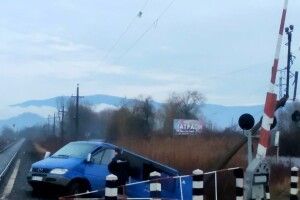 Об'їхав шлагбаум та спричинив зіткнення з локомотивом