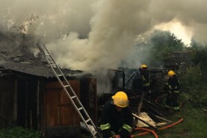 У Нововолинську горіли господарські будівлі на вулиці Небесної Сотні