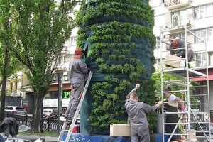 Постамент Леніну у Києві прикрасили розмарином і м’ятою (фото)