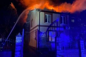 У Рівному під ранок горів будинок (Фото)