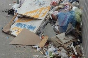 Посеред центральної вулиці міста викинули будівельне сміття