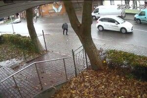 Невідомий підібрав загублений телефон волинянки і не хоче віддавати: інцидент зафіксували камери (Відео)