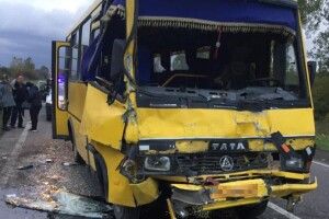 Масштабна ДТП: не розминулися мікроавтобус, дві маршрутки й авто (Фото)