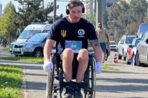 Заради поранених побратимів: ветеран з Волині подолав 42 кілометри на кріслі колісному