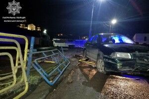 У Луцьку п'яний водій зніс огорожу