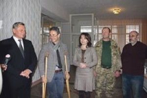 ФРОНТОВИКИ ПОДАРУВАЛИ ЛУЦЬКІЙ ЛІКАРНІ 12 СУЧАСНИХ ЛІЖОК
