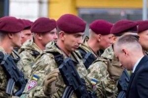Воїнів, які крокували на параді, перевіряли на наявність заборонених предметів