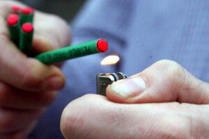 Волинянин підпалив петарду у ванній, йому відірвало два пальці