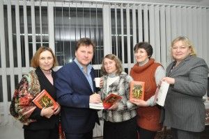 По стежці тій я впевнено  ступаю, бо там сліди  бабусь і дідусів…