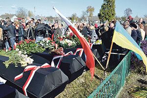 ПОЛЯКІВ ПОХОВАЛИ У СЕЛІ, ЯКЕ ВОНИ СПАЛИЛИ