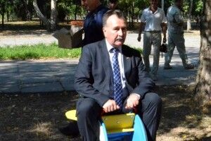 Міський голова Херсона привселюдно всівся на дитячий літачок (фото)