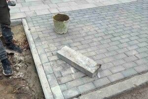 У мерії Рівного назвали причину, чому руйнується нова бруківка