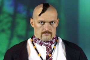 Усик прийшов на пресконференцію в образі козака (Фото)