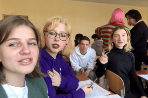 «Батько наш Бандера»: школярі потролили проросійську вчительку (Відео)