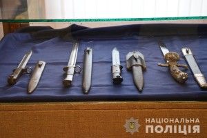 Волинська поліція передала краєзнавчому музею вилучену в контрабандиста холодну зброю (фото)