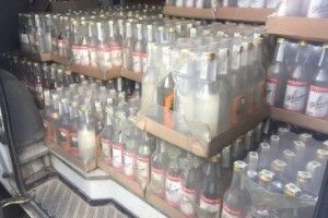 На Волині у власника «мерседеса» відібрали 600 літрів горілки