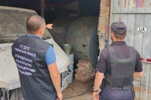 На Волині закрили нелегальну АЗС: вилучили 20 тисяч літрів дизпалива та обладнання