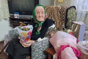 Жителька Волині у 100 років приймала гостей із районної влади