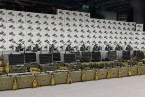 Порошенко передав військовим півтори сотні дронів, приціли і рації – частина техніки йде в Роботине