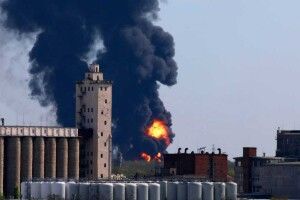В окупованій Макіївці горить нафтобаза: стовп диму видно аж з Донецька