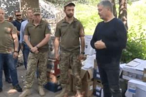 Порошенко на Донеччині передав 10-й окремій гірсько-штурмовій бригаді комплект відеоспостереження